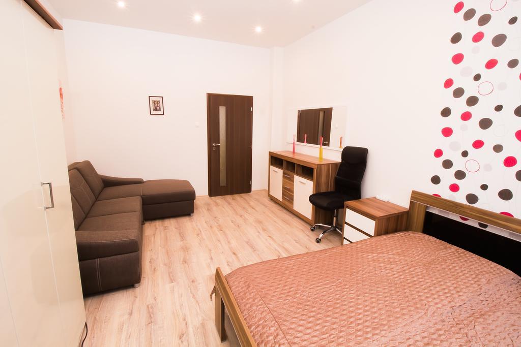 Apartment Ve Smeckach With A Big Terrace プラハ エクステリア 写真