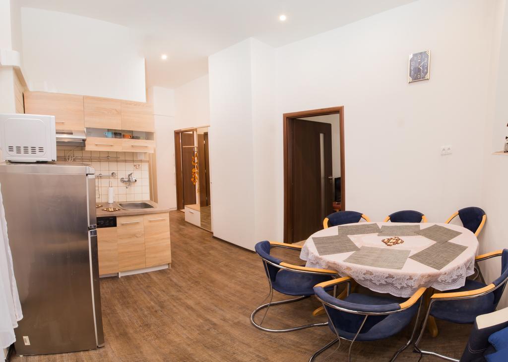 Apartment Ve Smeckach With A Big Terrace プラハ エクステリア 写真