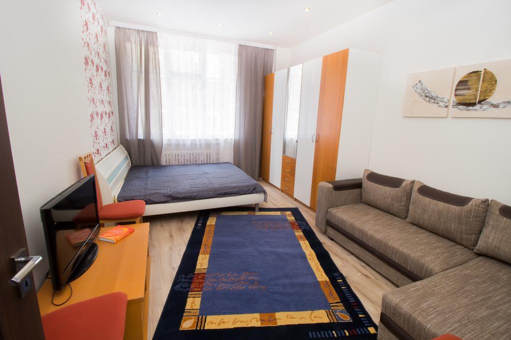 Apartment Ve Smeckach With A Big Terrace プラハ エクステリア 写真