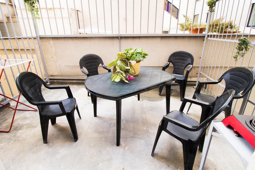Apartment Ve Smeckach With A Big Terrace プラハ エクステリア 写真
